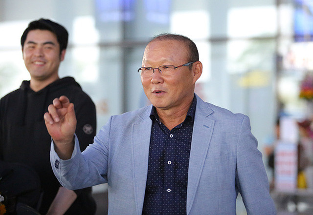 Tới Việt Nam, HLV Park Hang Seo nói 'rất hạnh phúc'