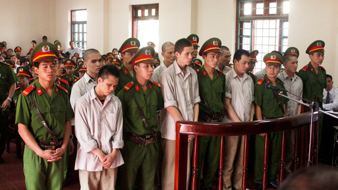 Các bị cáo tại phiên xét xử sơ thẩm ngày 13/7