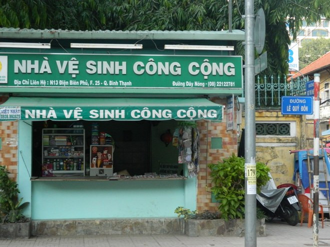 Nhà vệ sinh công cộng tại giao lộ Lê Quý Đôn – Ngô Thời Nhiệm