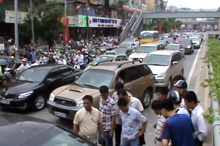 Vụ việc khiến giao thông ùn ứ kéo dài vào giờ tan tầm. Ảnh: Nguyễn Dương.