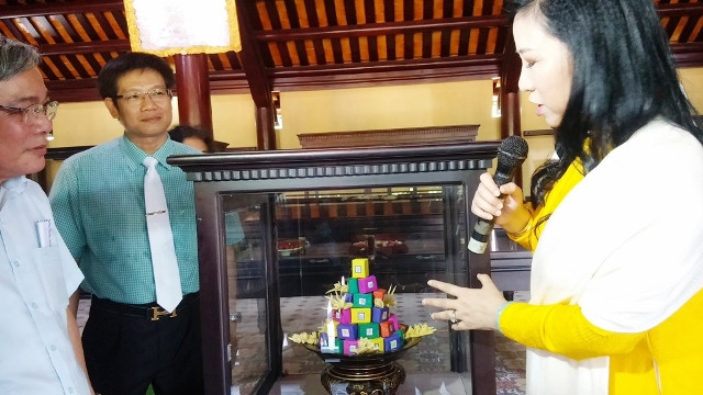 Nghệ nhân Hồ Thị Hoàng Anh giới thiệu về những món mứt bánh cầu kỳ, tinh tế trong cung đình.