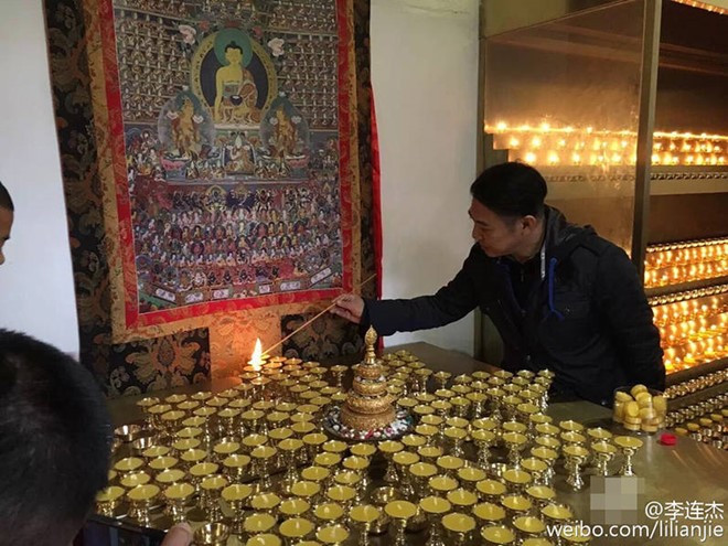 Anh thắp nến cầu nguyện. Ảnh: Phượng Hoàng.