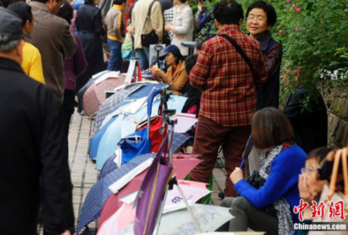 Nhiều bạn trẻ Trung Quốc không quan tâm đến chuyện lập gia đình khi đã đến tuổi cập kê, điều này khiến bố mẹ họ vô cùng lo lắng. Đó là lý do tại sao nhiều bậc phụ huynh chủ động đi tìm bạn đời cho con mình. Ngày 24/4 vừa qua, nhiều ông bố bà mẹ đến công v