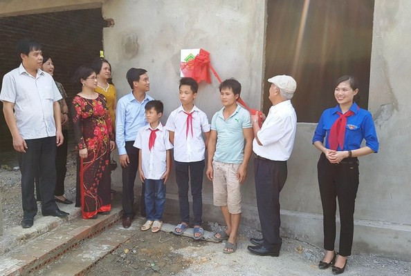 Khánh thành 1 Ngôi nhà Khăn Quàng Đỏ cho em Vương Văn Thành, dân tộc Nùng, học sinh trường tiểu học Nà Luông, xã Bạch Đằng, huyện Hòa An, tỉnh Cao Bằng mồ côi cả cha lẫn mẹ.