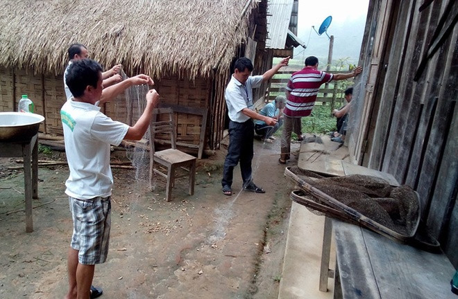 Cuối tuần, khi lương thực đưa vào từ đầu tuần và thức ăn dự trữ đã hết, các thầy giáo trường Tiểu học Tri Lễ 4 (Quế Phong, Nghệ An) lại chuẩn bị "đồ nghề" xuống suối bắt cá, vào rừng hái măng, rau... để cải thiện bữa ăn. Những hình ảnh được thầy Nguyễn Hồ