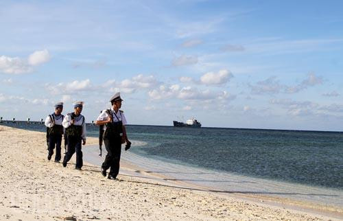 Các chiến sĩ hải quân vượt gian khó, ngày đêm canh giữ biển đảo thuộc quần đảo Trường Sa thân yêu của Tổ quốc.