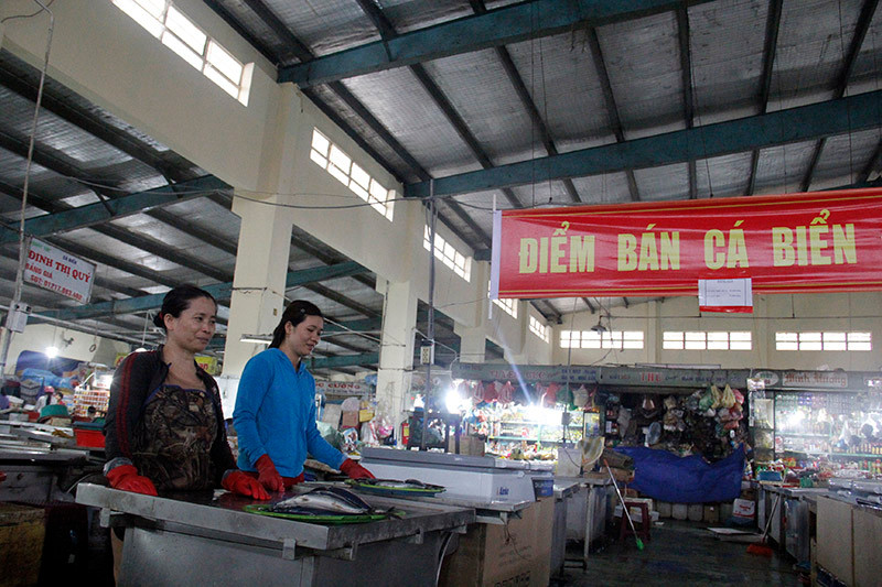 Đến trưa 3/5, lượng cá qua kiểm nghiệm của tiểu thương chợ Hòa Khánh đã được người dân mua hết, chỉ còn lại vài kg. Ảnh: Thanh Trần.