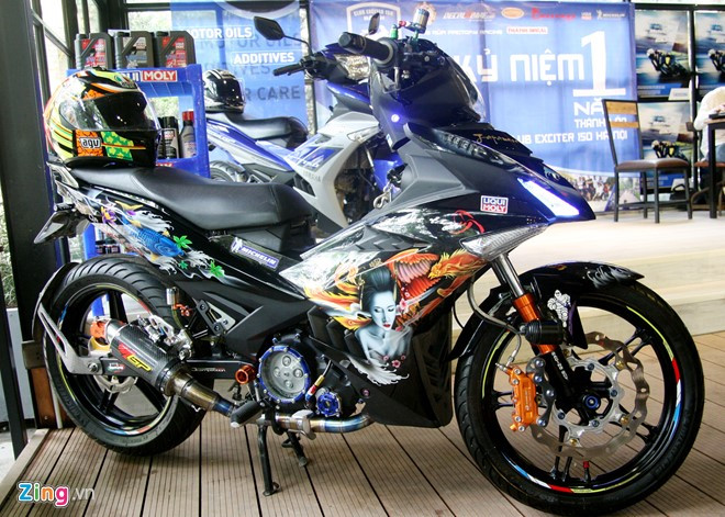 Chiếc Exciter 150 độ dàn vỏ phong cách xăm nghệ thuật Nhật Bản - Japanese Tattoo có nguyên bản là phiên bản Camo. Chủ nhân là anh Dương Minh Tú, một người đam mê xe ở Hà Nội. Anh Tú cho biết, trước bản Japanese Tattoo, chiếc xe này đã lên bản độ Weapon E