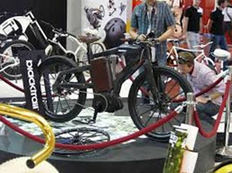 Sốc với ve đạp điện đắt ngang xe hơi