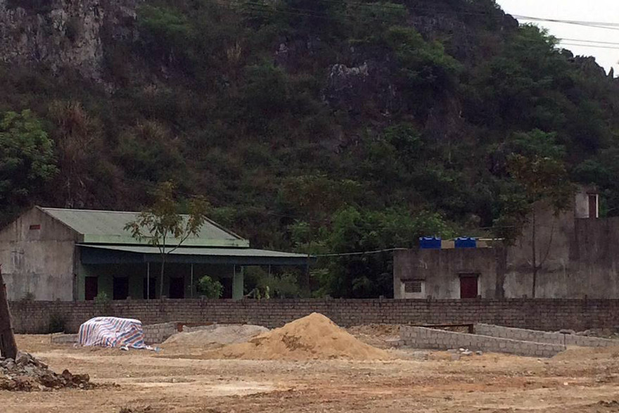 Xưởng sản xuất gỗ dăm trái phép của Công ty Tân Phú đang được xây dựng.