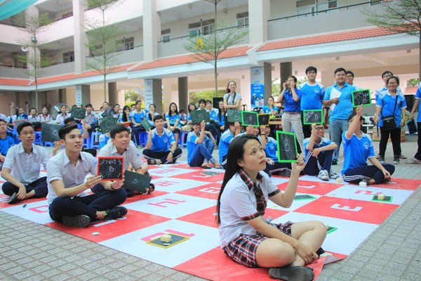 Các em học sinh trên địa bàn quận 4, TPHCM thi RCV tìm hiểu pháp luật bầu cử. Ảnh: Ngô Tùng.