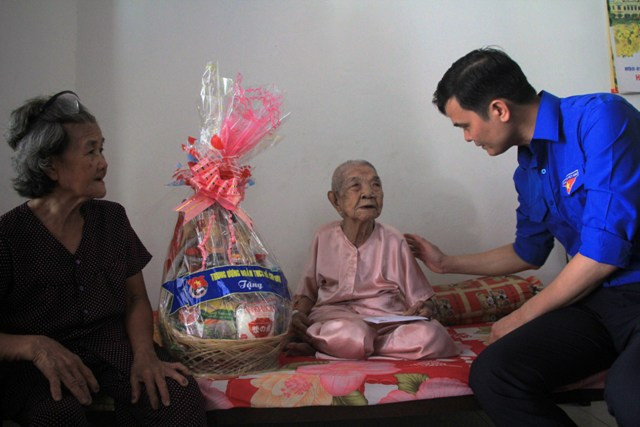 Anh Bùi Quang Huy, Trưởng ban tổ chức T.Ư Đoàn thăm hỏi, tặng quà cho Mẹ Việt Nam Anh hùng Lê Thị Út (ngụ ấp Chánh 2, xã Tân Xuân, Hóc Môn).