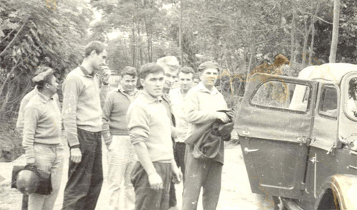 Nhóm chuyên gia quân sự Liên Xô tại một tiểu đoàn bộ đội phòng không Việt Nam.