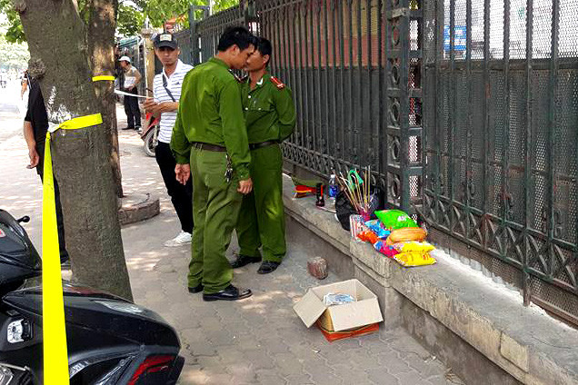 Lực lượng chức năng có mặt tại hiện trường phát hiện thi thể bé sơ sinh.