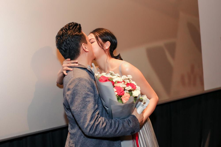 Lam Trường hôn vợ kém 17 tuổi ở nơi đông người sau ồn ào hôn nhân rạn nứt