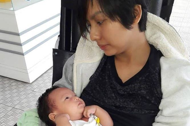 Hình ảnh Thúy Anh tiều tụy ngồi xe lăn ôm con mới sinh khiến nhiều người xót xa. 