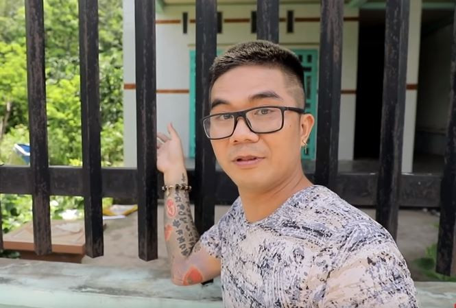 Khánh Đơn bị cho là câu view rẻ tiền khi tới hiện trường vụ án hai thi thể bị đổ bê tông ở Bình Dương quay video.