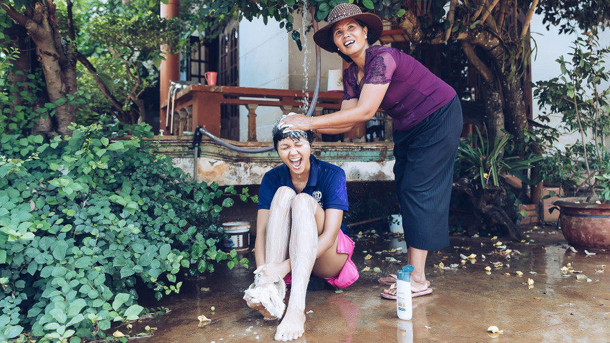 Showbiz 11/5: Lộ ảnh hoa hậu H’Hen Niê được mẹ tắm cho gây xúc động