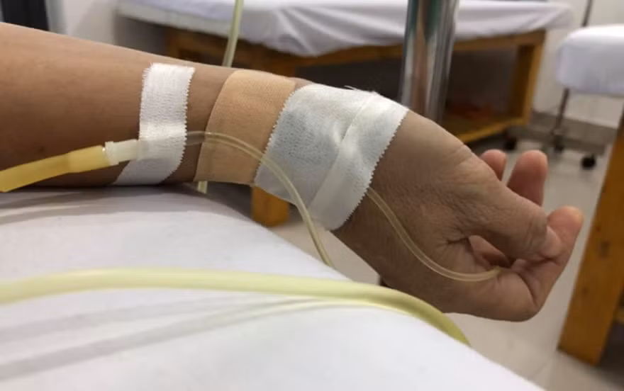 Cát Phượng tiết lộ cô nhập viện sau khi tắm đêm vì bị trúng gió, trúng nước dẫn đến sốt cao.