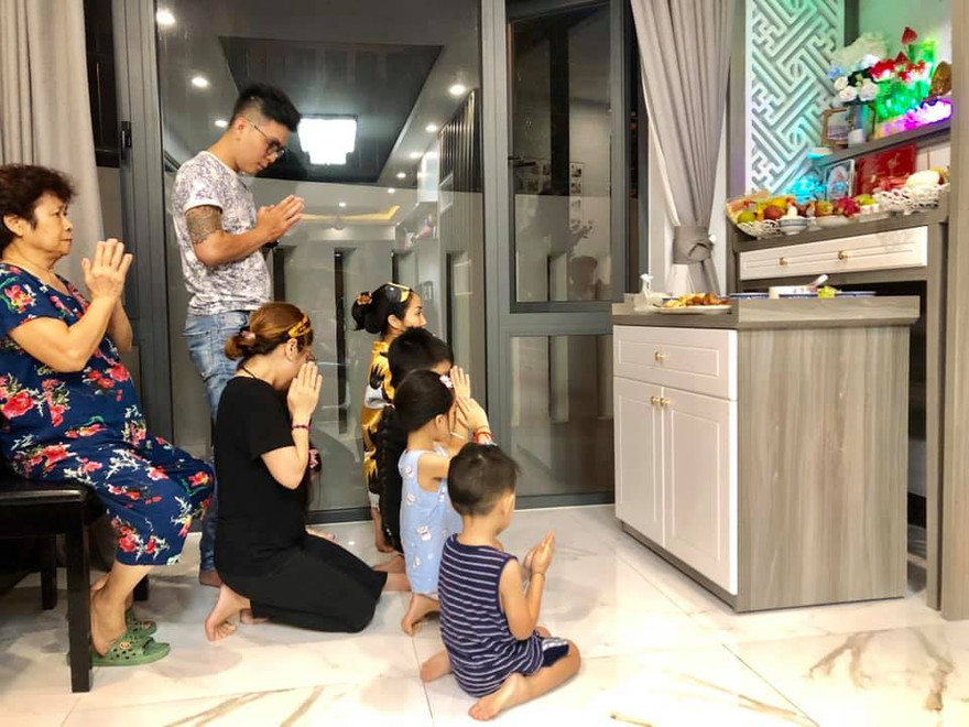 Được biết, buổi tối xảy ra sự cố không may, gia đình Ốc Thanh Vân tập trung khá đầy đủ để làm giỗ anh ruột cô.