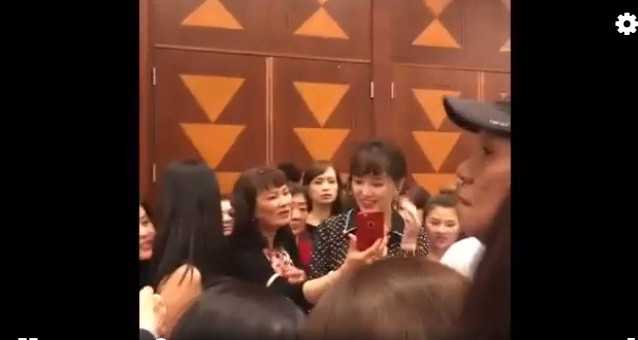 Hình ảnh Hari Won đứng bán đĩa trong chuyến lưu diễn Mỹ mới đây.