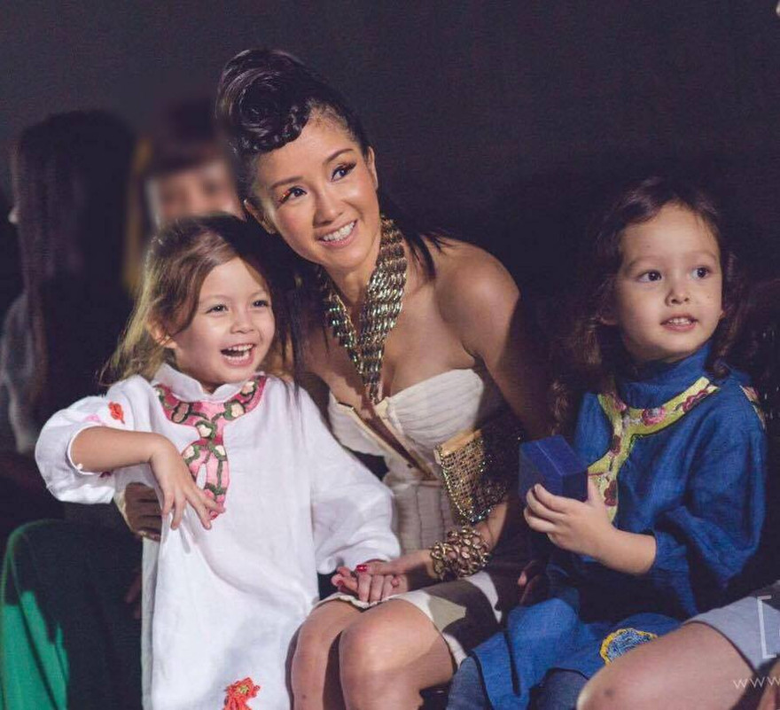 Hồng Nhung và hai con: Tôm- Tép.