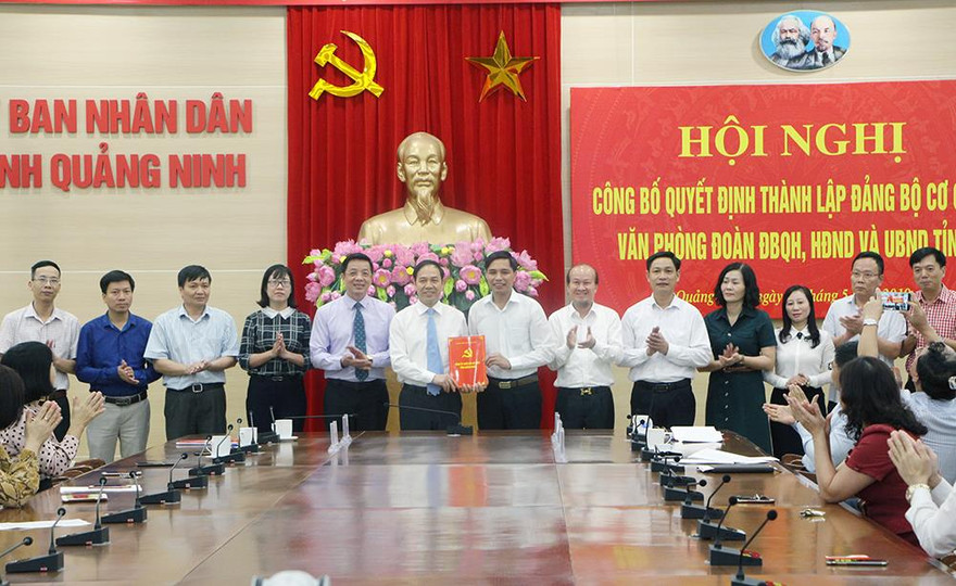 Đồng chí Vũ Văn Diện, Chủ nhiệm Ủy ban Kiểm tra Tỉnh ủy, Bí thư Đảng ủy Khối các cơ quan tỉnh trao Quyết định thành lập cho Đảng bộ Cơ quan Văn phòng Đoàn ĐBQH, HĐND &UBND tỉnh Quảng Ninh.