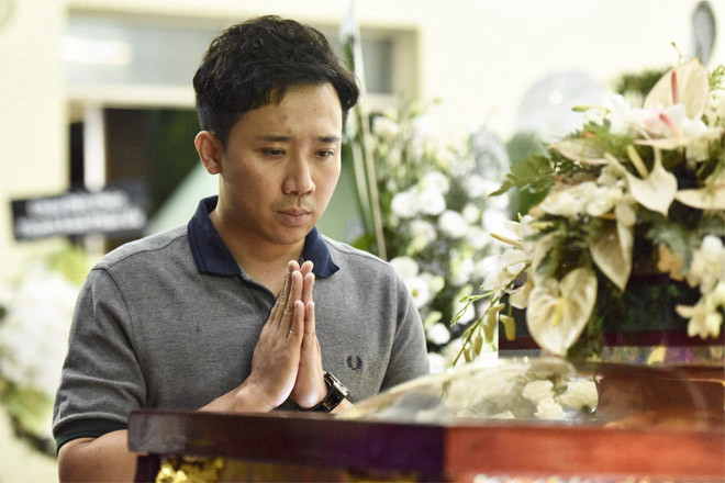 Trấn Thành tới viếng nghệ sĩ Lê Bình tối muộn 2/5. Ảnh: Dân việt.