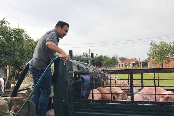 Được xem là một trong những tỷ phú của showbiz nhưng MC Quyền Linh không ngại việc tắm cho lợn trong những chương trình thiện nguyện mà anh tham gia.