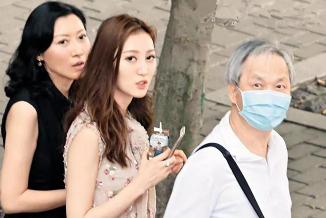 Hà Diễm Quyên xuất hiện cùng mẹ và chồng là triệu phú Ngô Chí Thành vào giữa năm 2018.