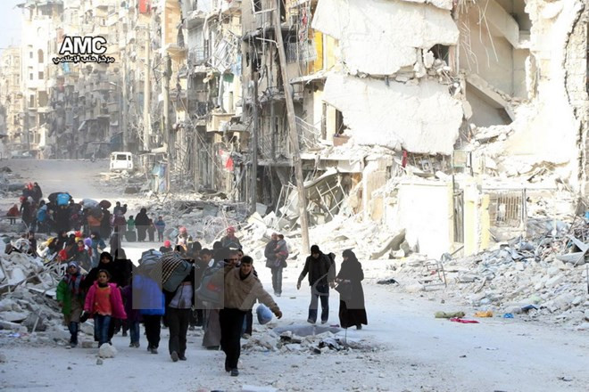 Người dân Syria sơ tán khỏi khu vực phía đông thành phố Aleppo ngày 29/11. (Nguồn: EPA/TTXVN)