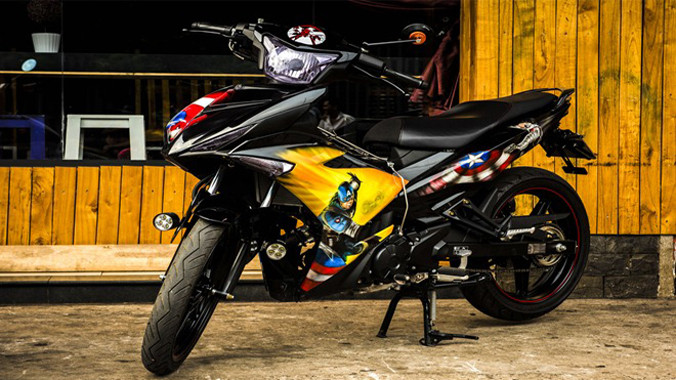 Những người thợ ở Sài Gòn dùng kỹ thuật airbrush để khắc họa chân dung người hùng nước Mỹ trên chiếc xe côn tay của Yamaha