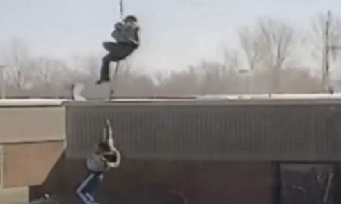 Tù nhân Canada đu dây bám trực thăng vượt ngục