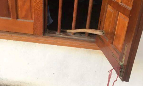 Chiếc sào kẻ trộm dùng để mở khóa cửa phòng.