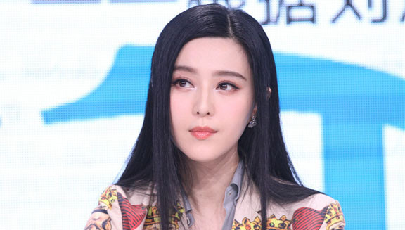 Ngày 16/3, Phạm Băng Băng tham dự buổi họp báo giới thiệu bộ phim mới mà cô góp mặt "I'm not Pan" (Tôi không phải là Phan Kim Liên) cùng đạo diễn Phùng Tiểu Cương và các đồng nghiệp trong đoàn làm phim.