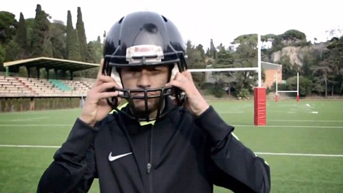 Neymar thử sức trong môn bóng bầu dục.