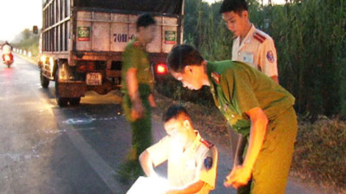 Húc vào đuôi xe tải, nam thanh niên chết thảm