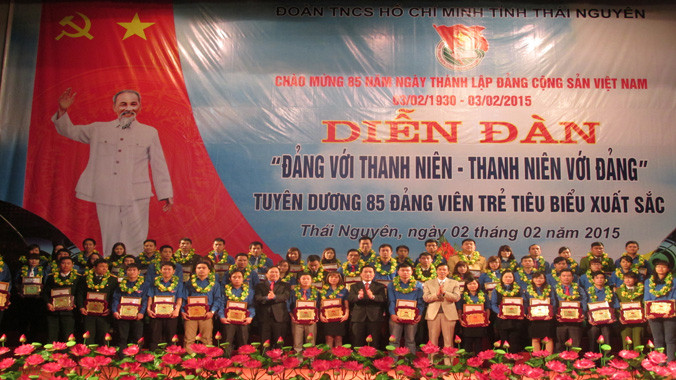Anh Nguyễn Phi Long – Bí thư BCH TƯ Đoàn, Chủ tịch Hội LHTN Việt Nam và ông Vũ Hồng Bắc – Phó Bí thư Tỉnh ủy, Chủ tịch HĐND tỉnh Thái Nguyên và anh Dương Văn Tiến, Bí thư Tỉnh Đoàn trao biểu trưng, giấy khen cho 85 đảng viên trẻ tiêu biểu xuất sắc