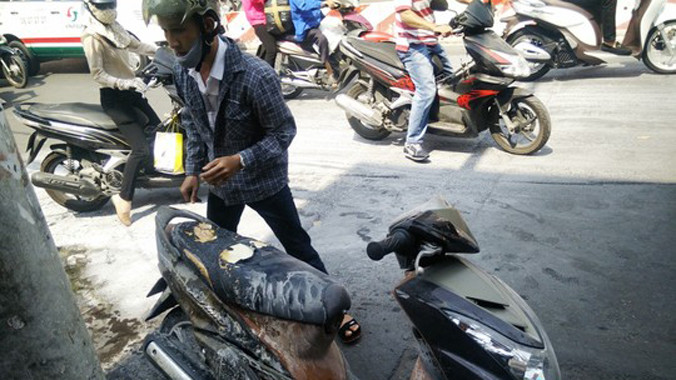 Chiếc xe bất ngờ bùng cháy không rõ nguyên nhân.