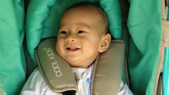 Bé Huy luôn cười tươi.