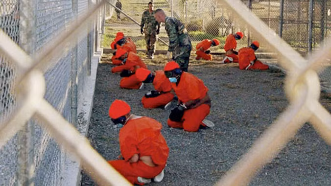 Tù nhân bên trong nhà tù Guantanamo.