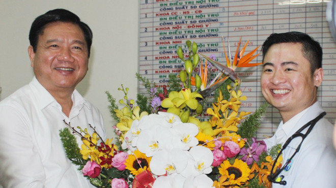 Bí Thư Thăng thăm hỏi động viên bác sĩ Trần Hoàng Minh.