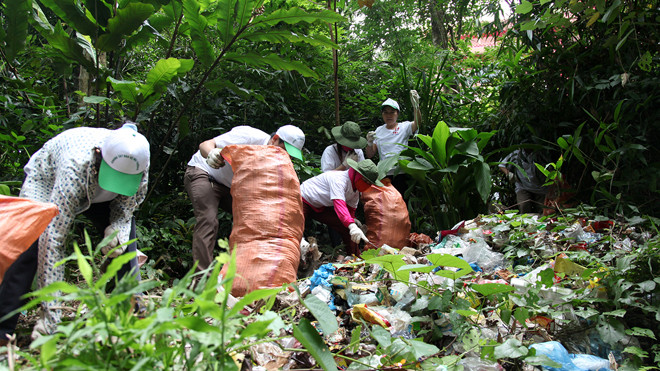 Các bạn trẻ nhặt rác tại Tây Thiên