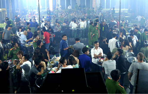 Quán bar thời điểm cảnh sát ập vào kiểm tra