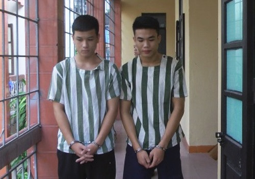 Hai nghi phạm tại cơ quan điều tra