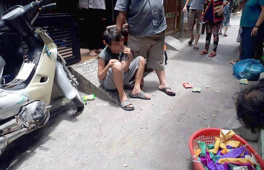 Tạ Vũ P. bị người dân đưa lên công an sau khi đâm người