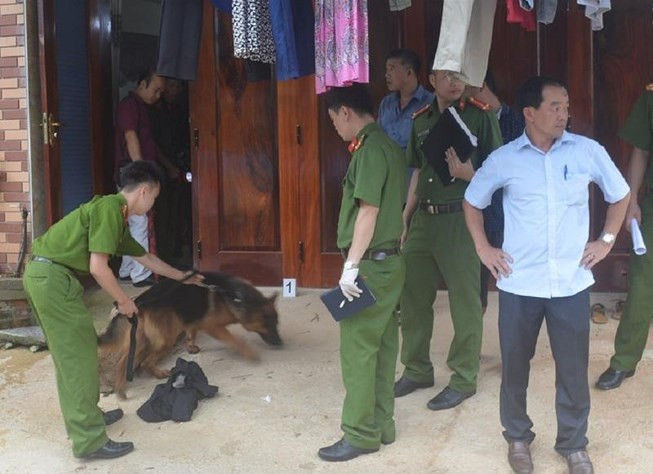 Lực lượng công an dùng chó nghiệp vụ để khám nghiệm hiện trường. Ảnh: Báo Cao Bằng