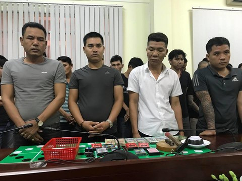 Các đối tượng tổ chức đánh bạc bị công an bắt giữ