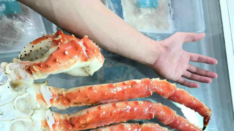 Chân cua hoàng đế dài hơn nửa mét giá vài triệu đồng một bộ