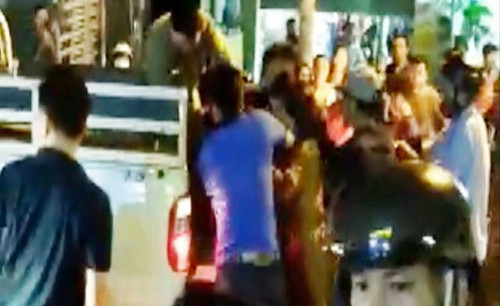 Người dân đưa nạn nhân đi cấp cứu tối qua. Ảnh cắt từ clip